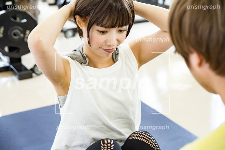腹筋の鍛えるスポーツ女子 ai0070037
