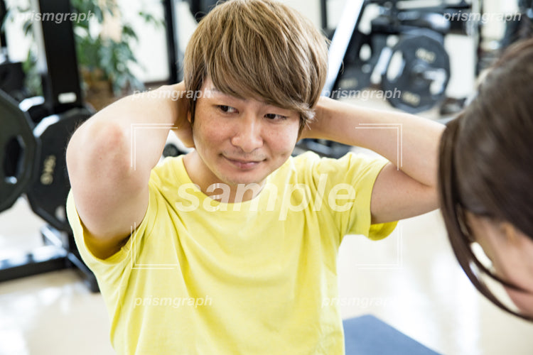 腹筋のトレーニングをする男性 ai0070038