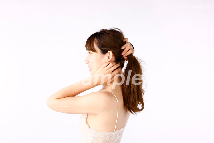 笑顔で髪を手で結っている女性の後ろ姿 ai0080035