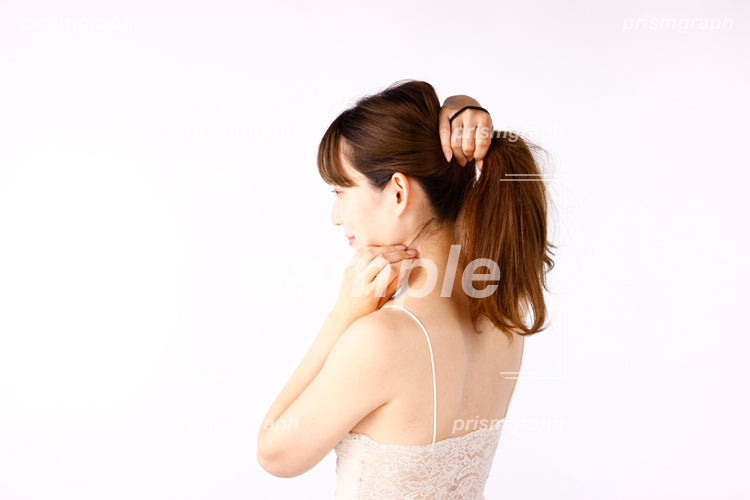 ポニーテールの髪型にしようとしている可愛い女性 ai0080057