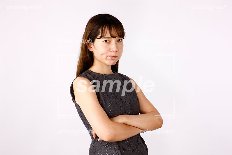 腕んを組んで不満な表情の女性 aj2080012