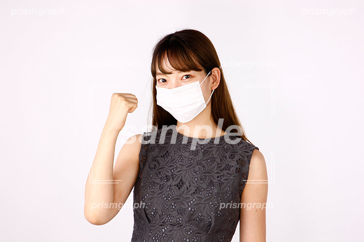 マスクをしながら拳を握る女性 aj2080027