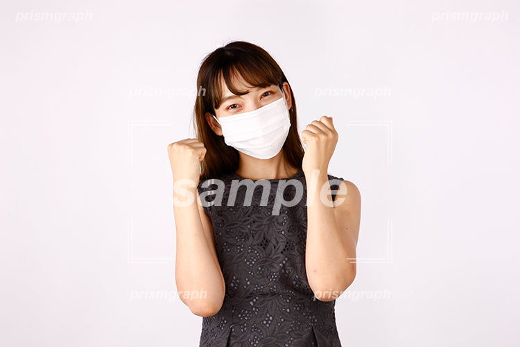 マスクをしながらファイティングポーズの女子 aj2080035