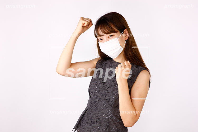 大掃除のでマスクをしてファイティングポーズの女性 aj2080039