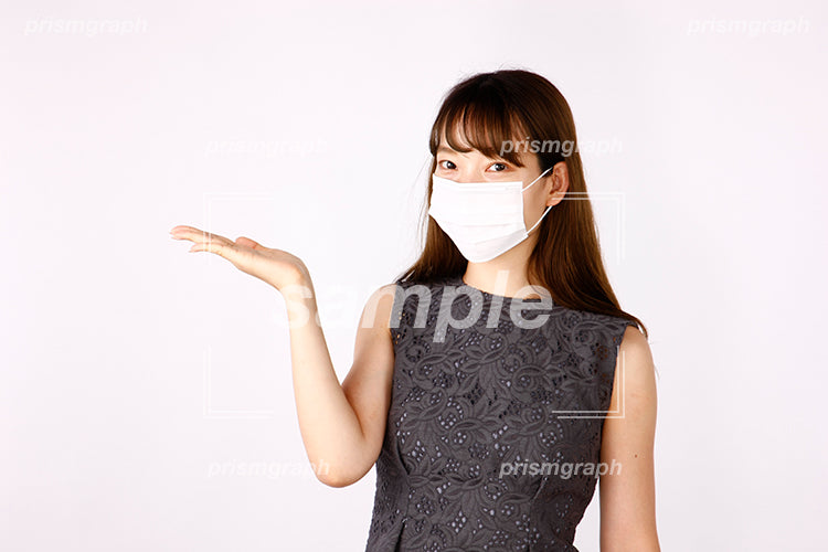マスクをしてこちらのジェスチャーをしている女子 aj2080040