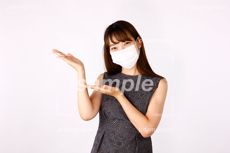 不織布マスクでコチラのポーズをしている女性 aj2080042