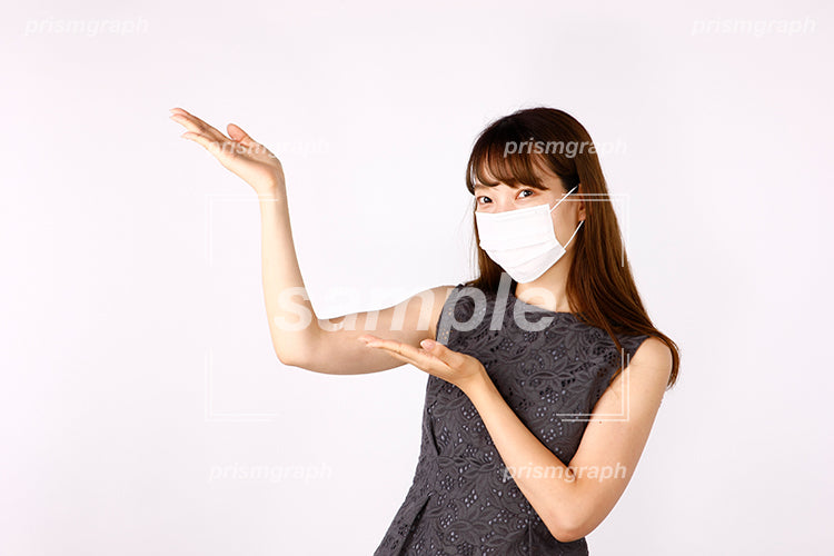 こちらですのジェスチャーをする白いマスクの女性 aj2080049