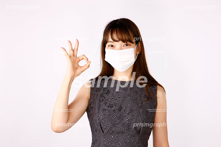 OKのジェスチャーをしているマスクをした女性 aj2080053