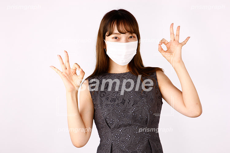 白いマスクを着用して両手でOKをしている女子 ak080005