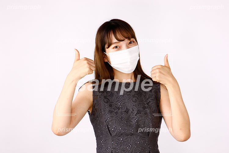 グットの仕草をしている白いマスクの女性 ak080012