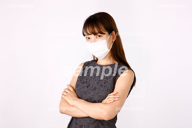 不識布マスクをして腕組みしている女性 ak080015