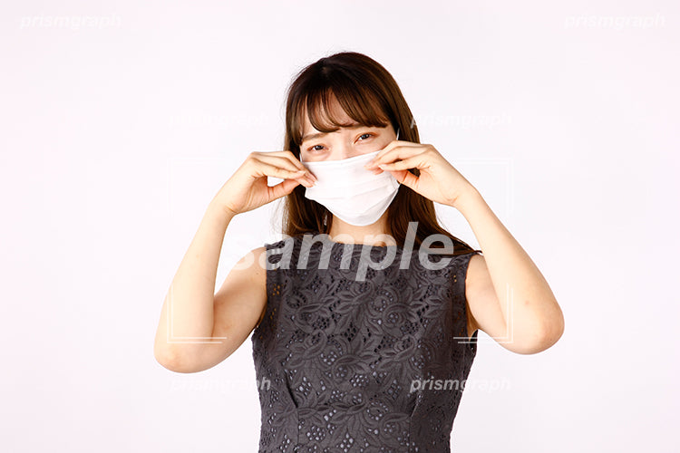 両手で目を抑えているマスク姿の女性 ak080028