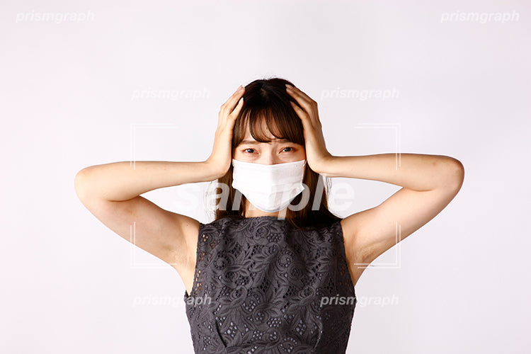 風邪を患って頭を抱える白いマスクの女性 ak080036