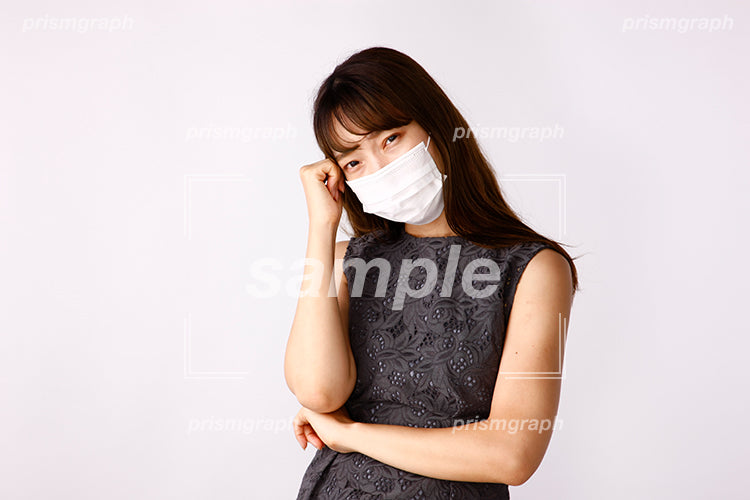 不安で怪訝な表情のマスクを着用した女性 ak080040