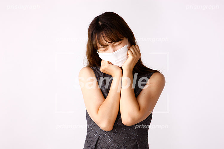 風邪で頭がズキズキ痛む姿のマスクの女性 ak080042