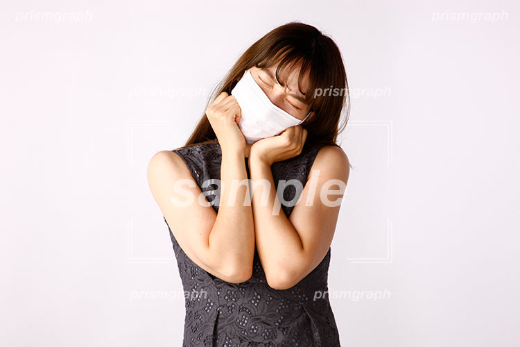 頭痛でガンガン痛いマスクの女子 ak080043