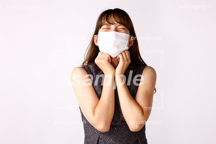 風邪をひいて喉が痛いマスク姿の女性 ak080046