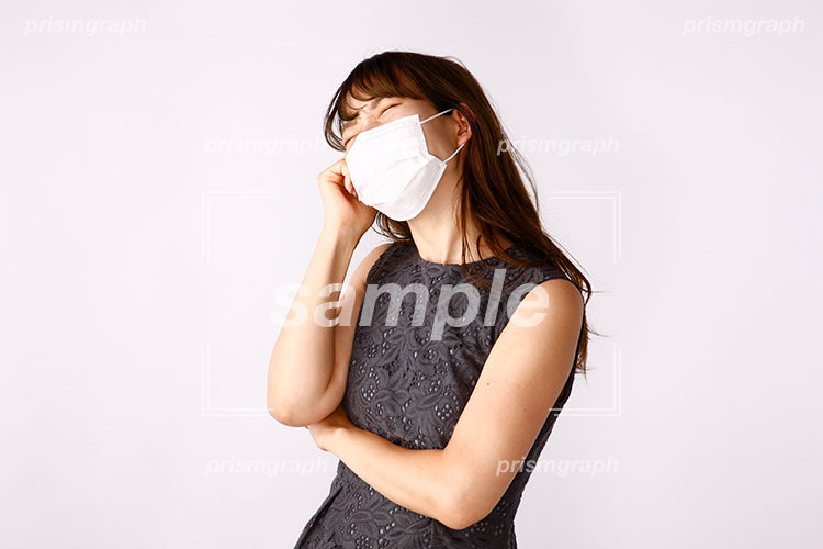 苦慮している姿のマスクの女性 ak080050
