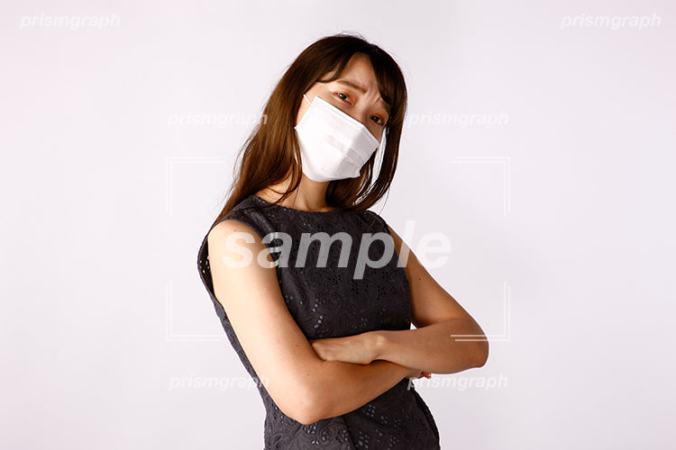 マスクで腕組みしてガンつけている目つきの髪ボサボサの女子 al08001