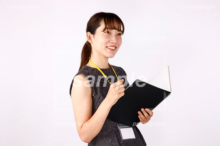若い女性がノートをとっている al08042