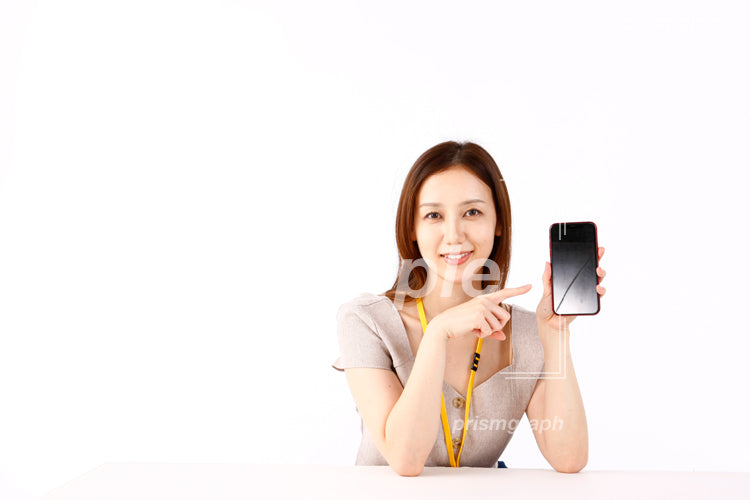 スマートフォンの画面を正面に向けている女性 ap0090199