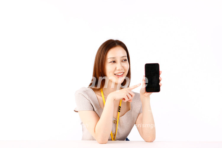 スマートフォンのディスプレイ画面をみている女性 ap0090206