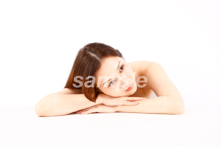 チューブトップを着た女性が机の上で寝ている aq0090005