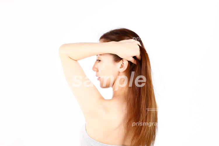 髪を撫で下ろしている女性 aq0090017