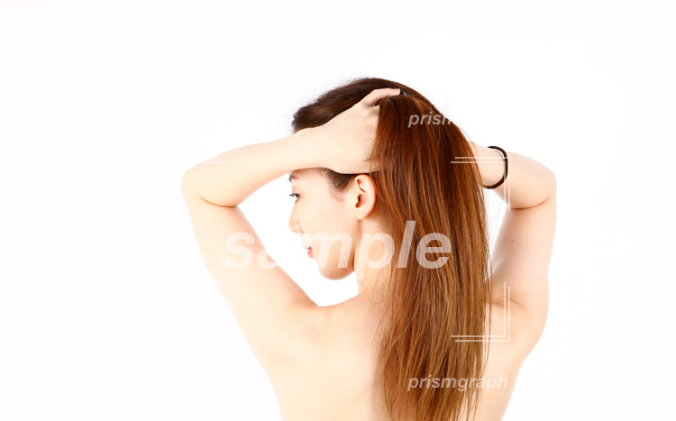 後ろ髪をあげている仕草の裸の女性 aq0090022