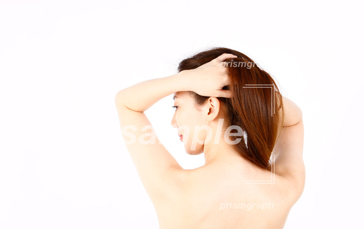 髪の長い女性の背中の素肌 aq0090028