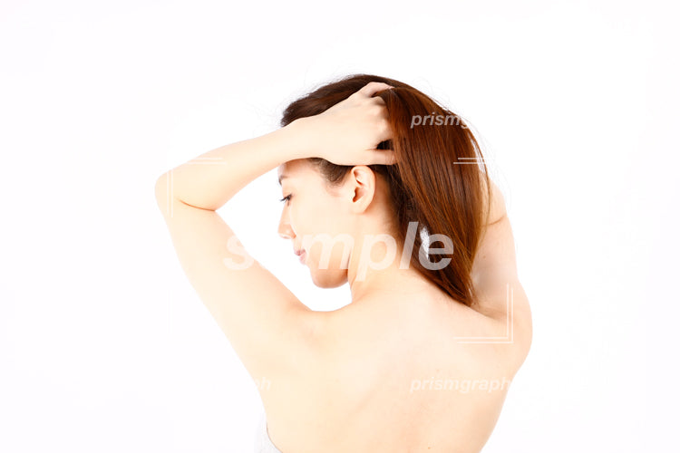 髪を束ねている湯上り後の女性 aq0090030