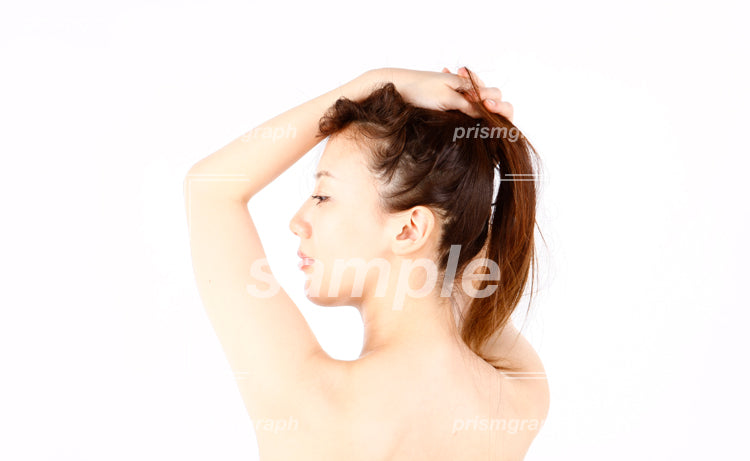 髪を両手でもちあげている裸の女性 aq0090046