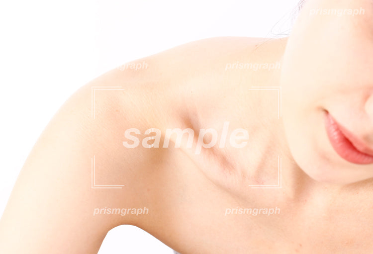 裸の女性の肩から腕 aq0090081