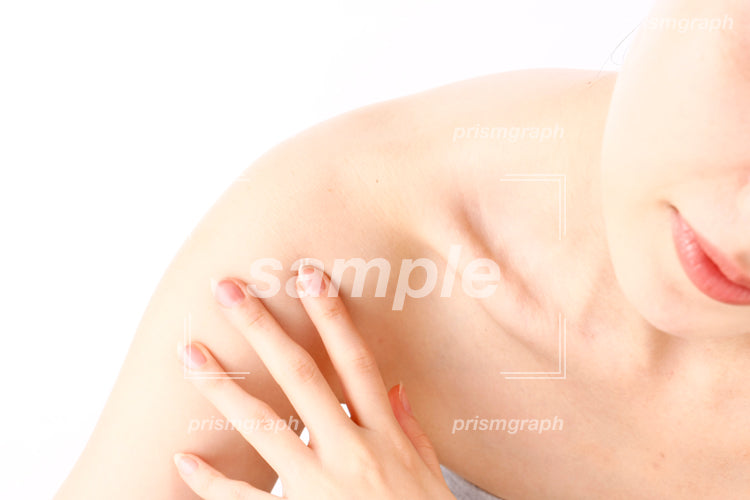 肩を手で触れている素肌の女性 aq0090084