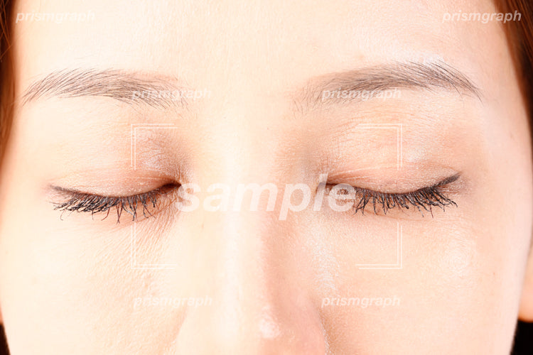 目を閉じた女性のまぶた aq0090095