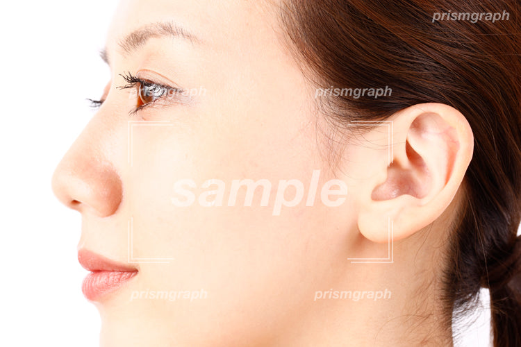 女性の真横から顔を撮影、左方向をみる aq0090120