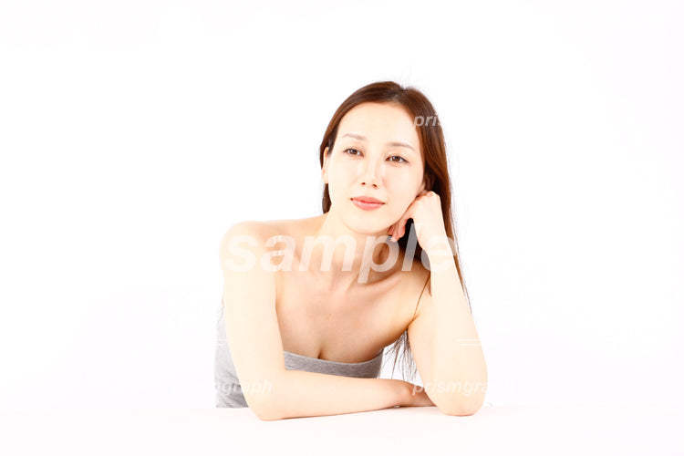 ロングヘアの女性が肘をついている、白背景 ar0090050