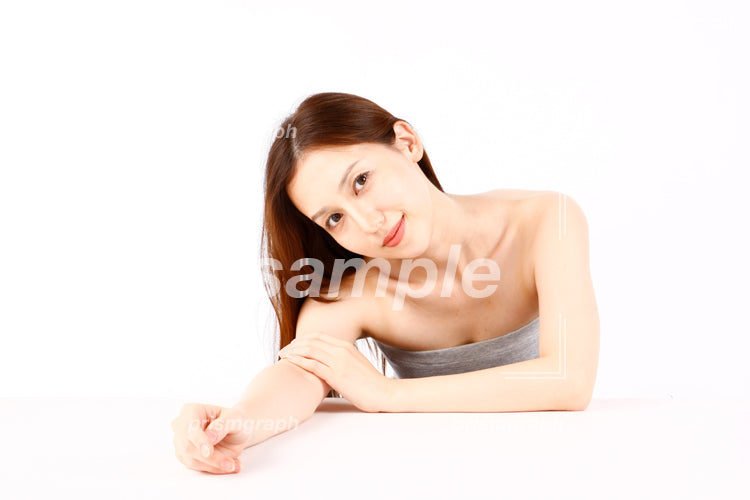 夏服の女性が腕を前に出して座っている ar0090111