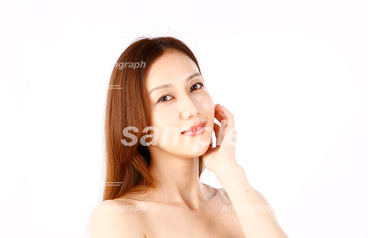 頬に手を当てているポーズのモデルの女の人 as090019