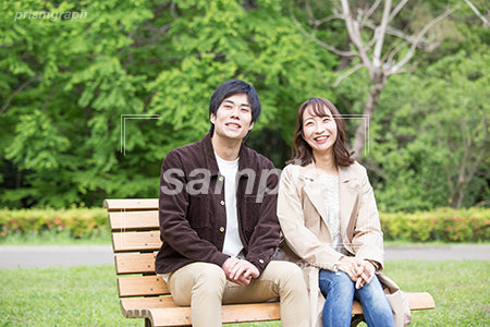公園のベンチに座る夫婦 ay0060078PH