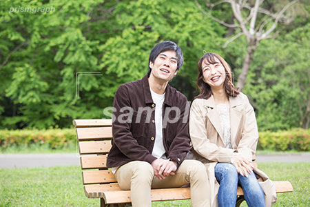 公園でデートをしているカップル ay0060079PH