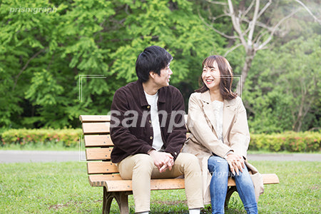 ベンチに座ってデートをしているカップル ay0060081PH