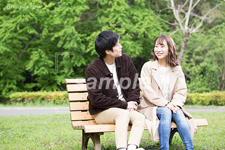 公園のベンチで話している夫婦 ay0060082PH