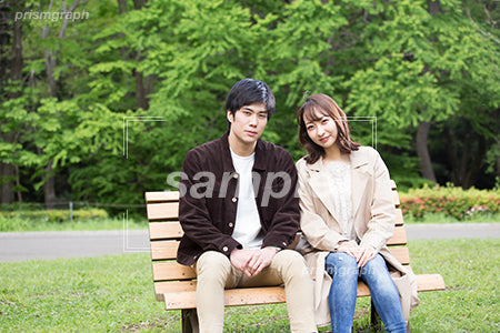 公園のベンチでデートする夫婦 ay0060086PH