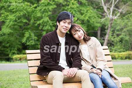 公園のベンチで休んでいるカップル ay0060088PH
