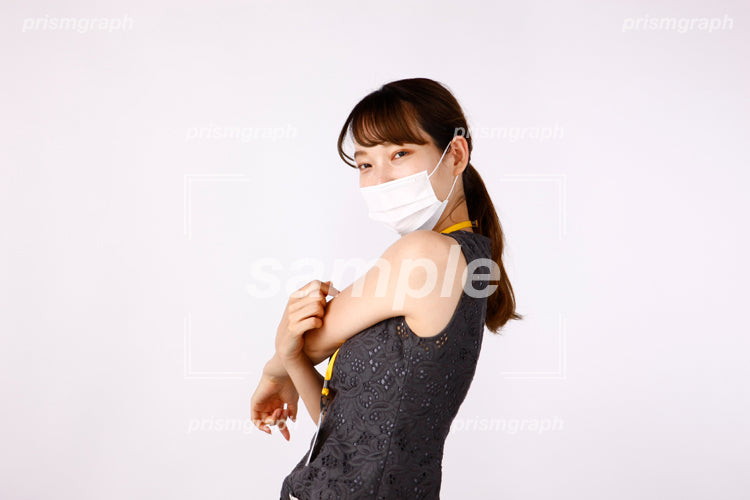仕事場でストレッチしているマスクの女性 ay0080007