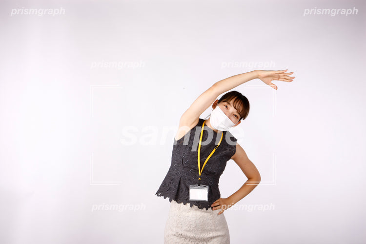 ラジオ体操をするマスク姿の女性社員 ay0080029