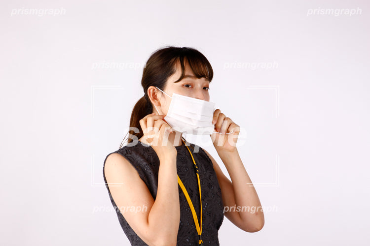 マスクを着用しようとしている姿の女性 ay0080058