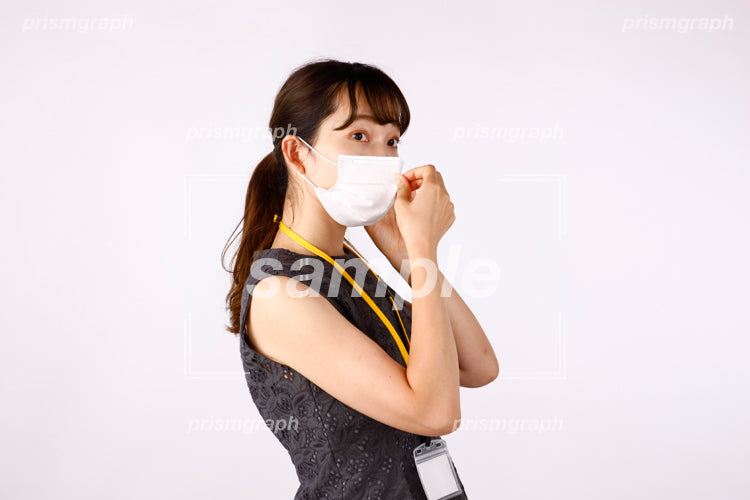 マスクをつけて整えているところの女性 ay0080060