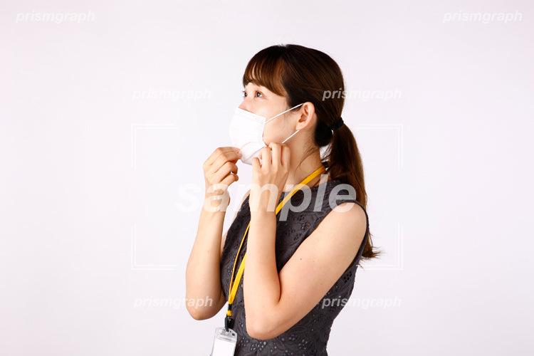 マスクを整えている女性 ay0080071
